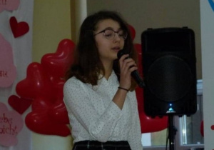 Uczennica naszej szkoły podczas występu wokalnego.